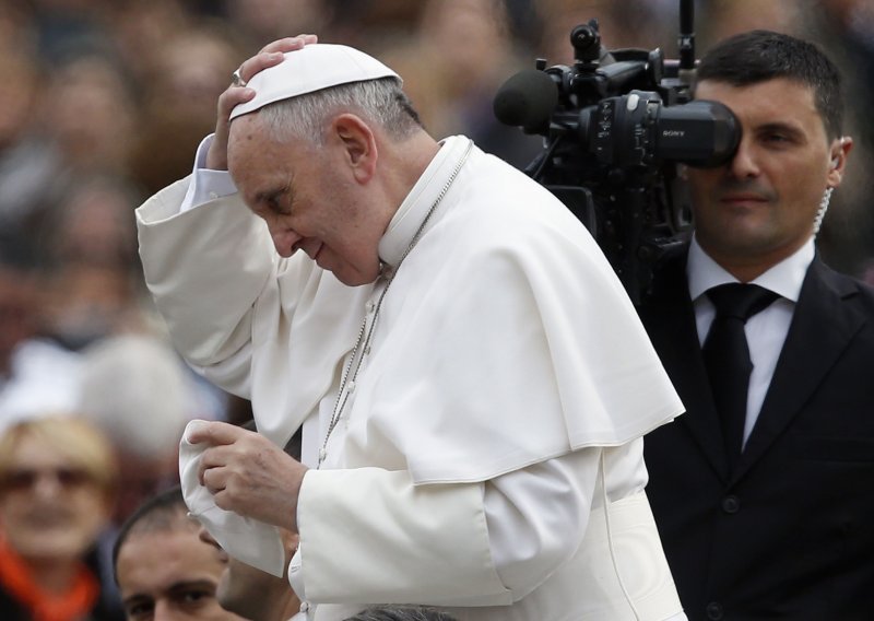 Papa Franjo opalio po lošim svećenicima