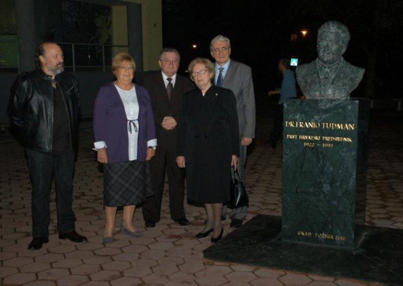 Ankica Tuđman otkrila spomenik Franji Tuđmanu