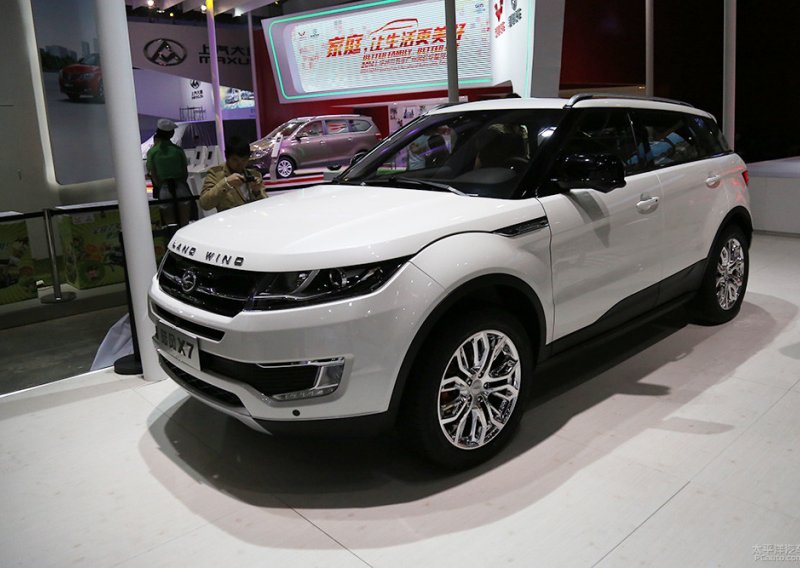 Kinezi izložili kopiju Evoquea kraj Range Roverovog originala