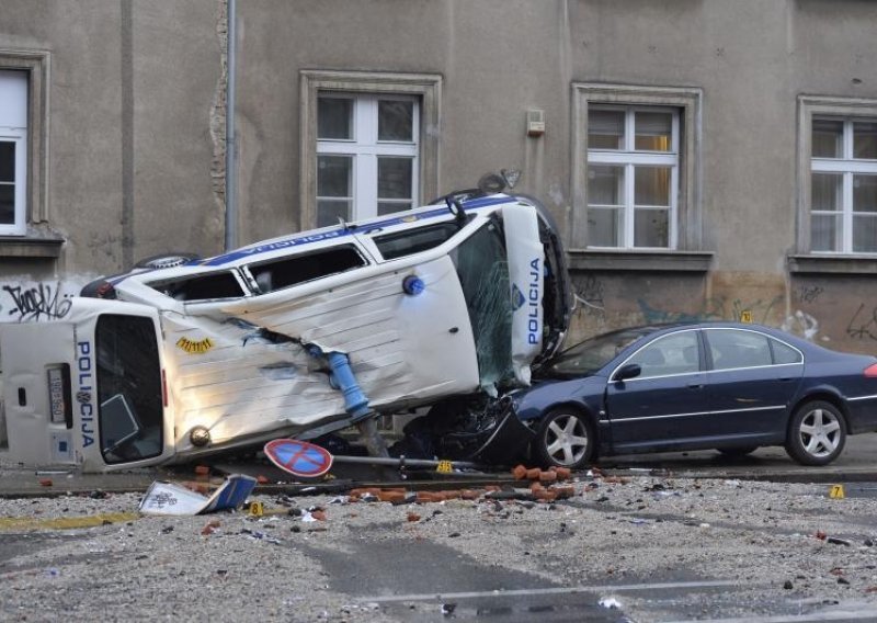 Otkriveno zašto se prevrnuo policijski kombi