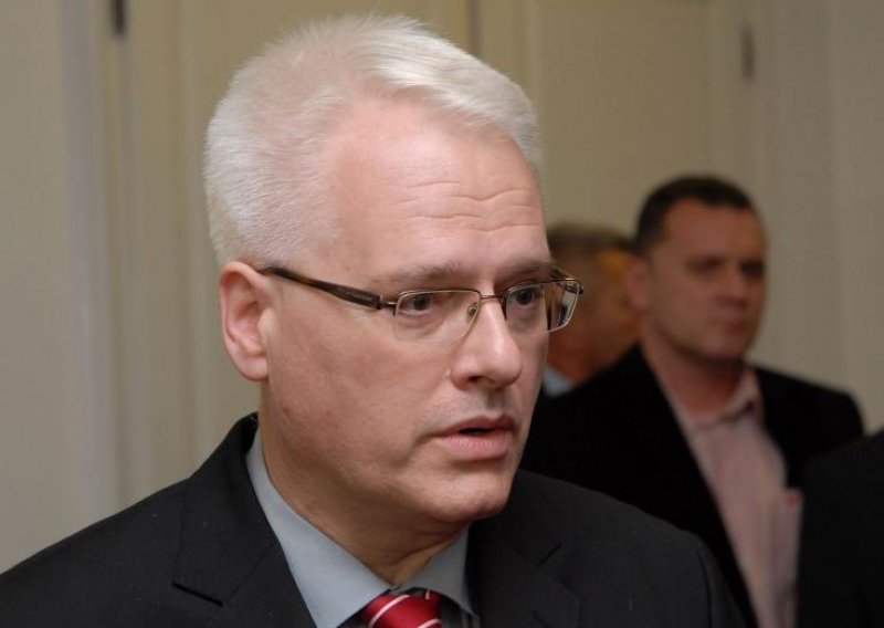 Josipović žestoko odgovorio na Šešeljevu provokaciju