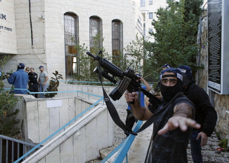 U napadu sjekirom na sinagogu u Jeruzalemu četiri mrtva