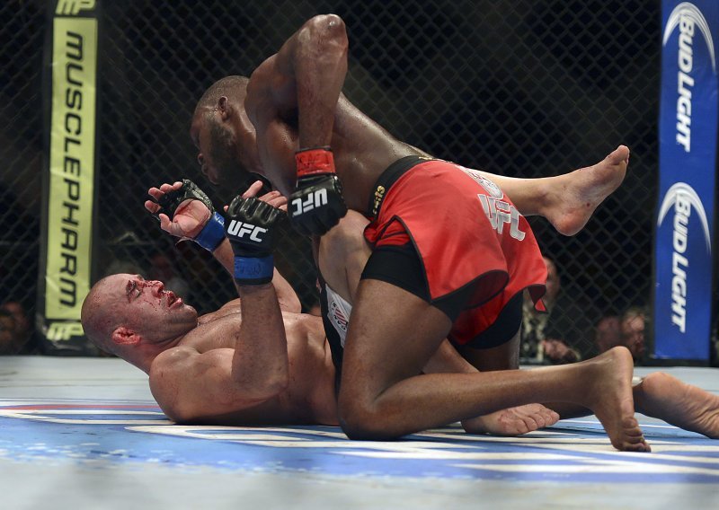 Nepobjediv! UFC-ov prvak Jon Jones laktovima uništio izazivača