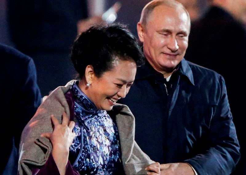 Cenzurirano: Putin ogrnuo prvu damu Kine