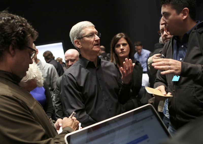 Rusi uklonili spomenik Jobsu zbog toga što je Tim Cook gej