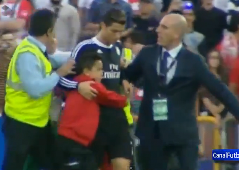 Ni Ronaldov zagrljaj nije ga spasio od odlučnog redara