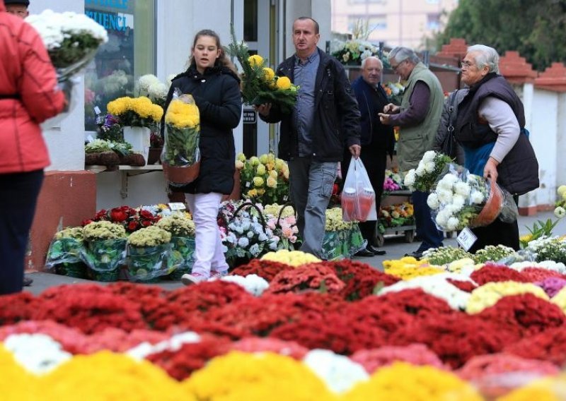 Građani obilaze posljednja počivališta svojih najmilijih