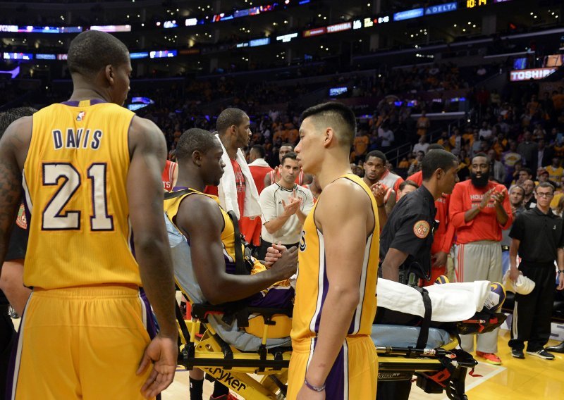 NBA show; lom noge tinejdžera, lakat Howarda i pobjeda Spursa!