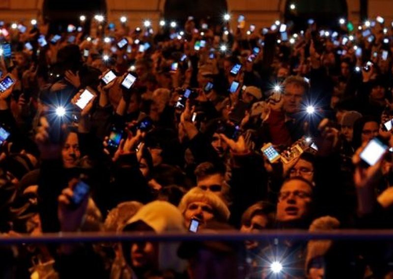 Tisuće Mađara prosvjedovale zbog poreza na internet