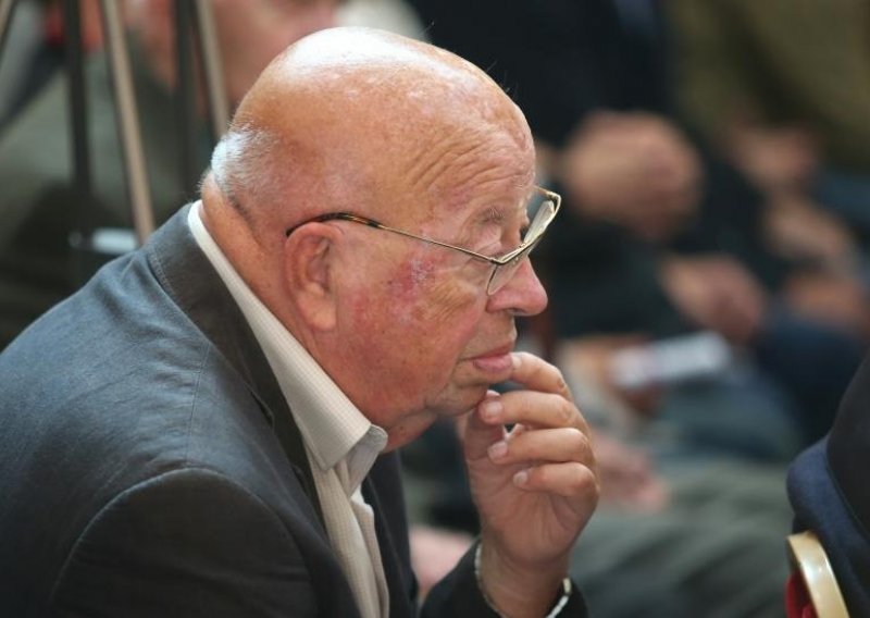 Na Kaptolu prštale teške uvrede na račun predsjednika Josipovića