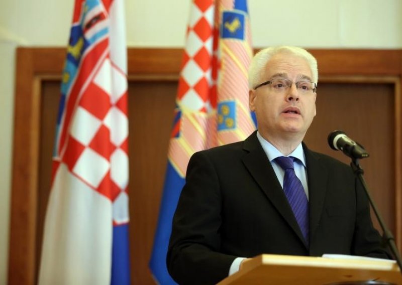 Josipoviću prisjela šala s plavim kuvertama