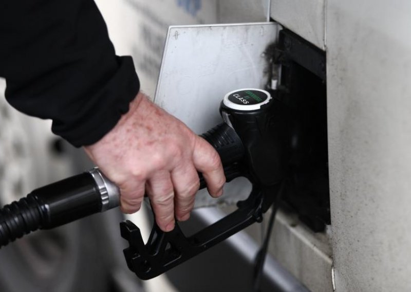 Litra benzina jeftinija za 30 lipa, a dizela za 22 lipe