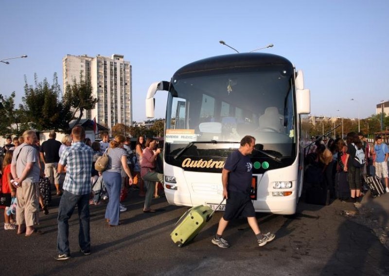 Zbog Pravilnika o školskim putovanjima gube 100 milijuna kuna?!