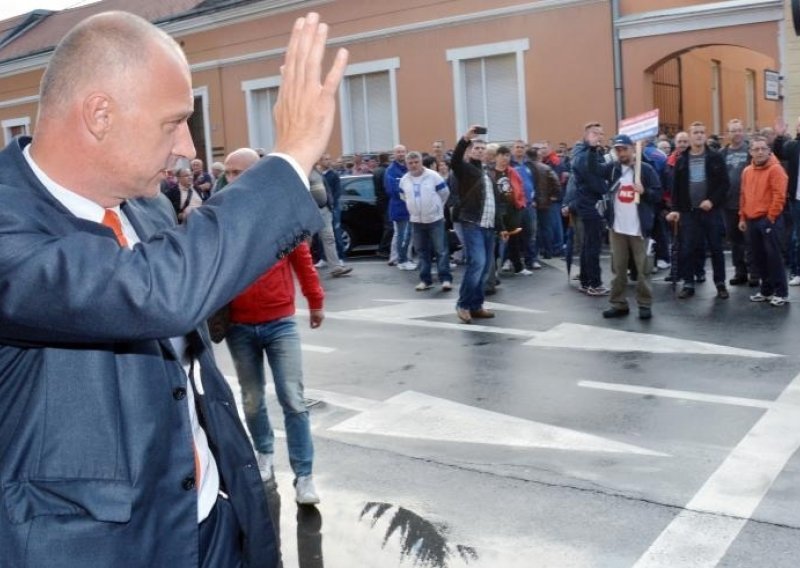 Očajni radnici dočekali Vrdoljaka kao spasitelja