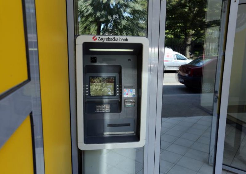 Bankomat opljačkan nakon što su ga zaštitari napunili novcem
