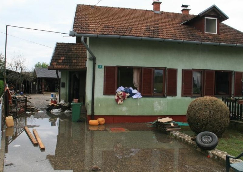 Karlovčani dobili upute kako dezinficirati poplavljene kuće