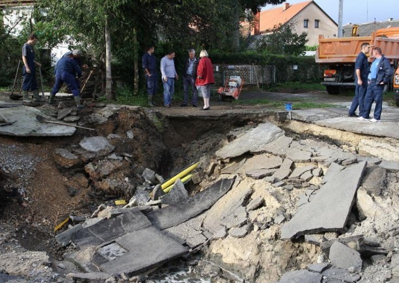 Otvorila se ogromna rupa u Karlovcu, gradonačelnik očajan