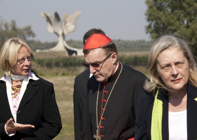Zašto se niste pomolili u Jasenovcu kao papa u Auschwitzu?