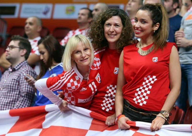 Atmosferu u dvorani podizale lijepe hrvatske navijačice!