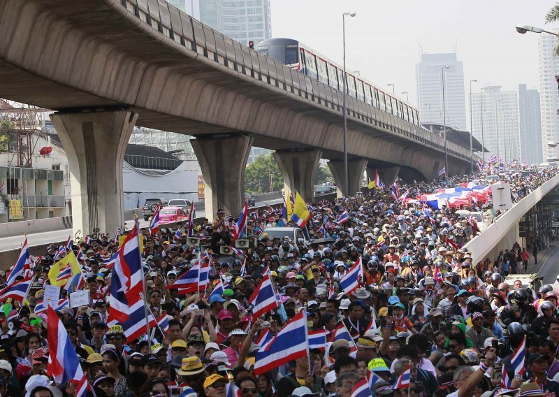 Deset tisuća prosvjednika okupiralo Bangkok