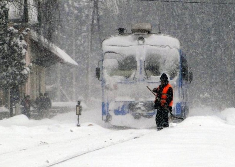 Vlakovi stali jer je HŽ otpustio ljude koji su čistili skretnice