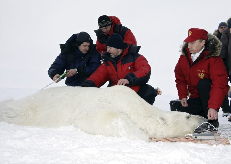 Putin s polarnim medvjedom na Arktiku