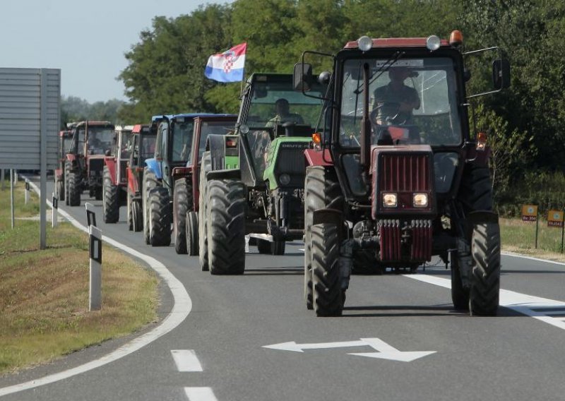 Disgruntled farmers head for Zagreb with 50 tractors