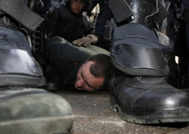 Euroskeptici pokušali skinuti zastavu EU, policija ih privela!