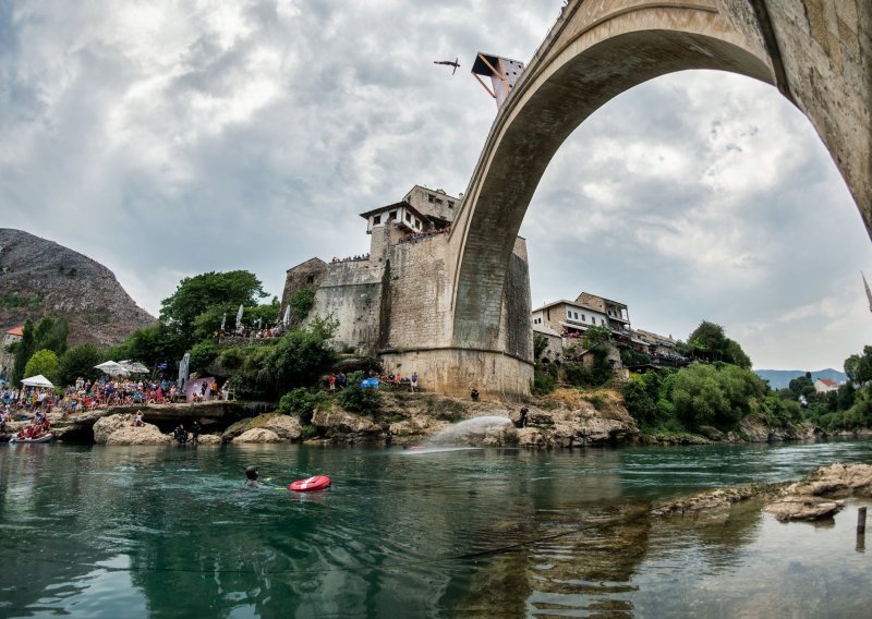 Spektakl u Mostaru; evo kako to izvode vodeći svjetski skakači!