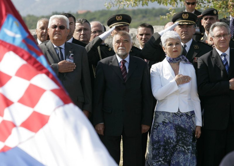 Zašto bi Mesić išao na misu s bivšim partijcima?