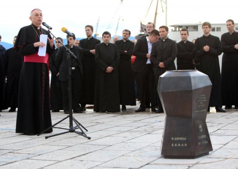 Monument honouring Pope's visit to Rijeka pulled out and thrown into sea