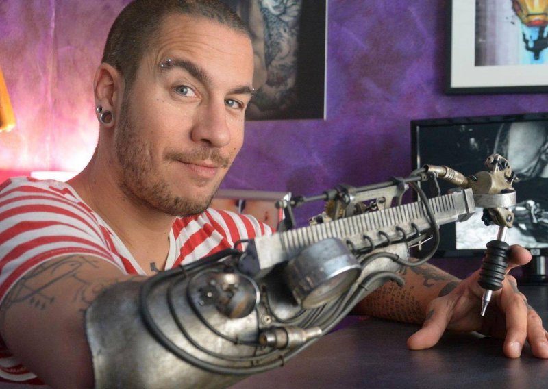 Pogledajte cool protezu koja može tetovirati!