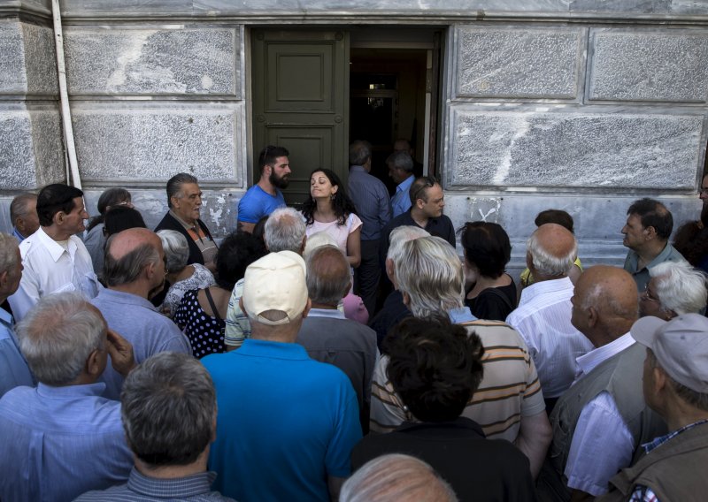 Pogledajte: Grčki umirovljenici čekaju svojih 60 eura pred bankomatima