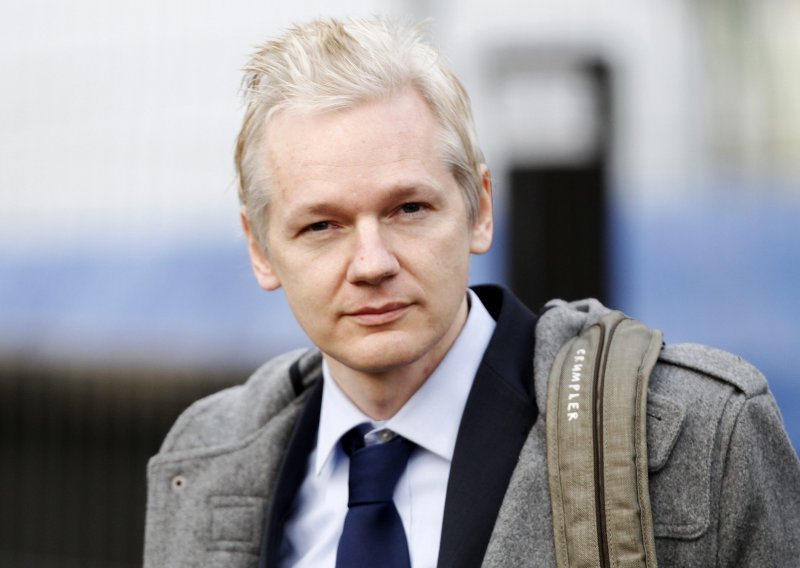 Julian Assange s fudbalerkom zapjevao country