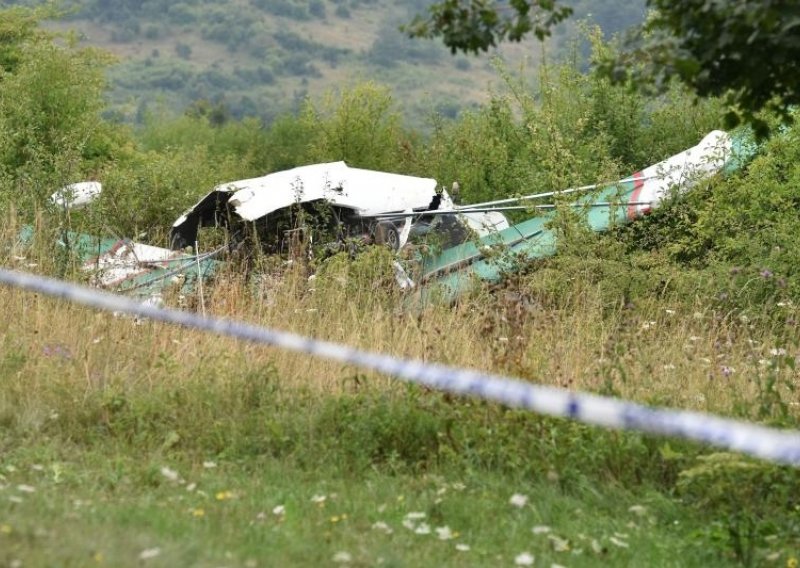 U padu zrakoplova u Donjem Lapcu poginula jedna osoba