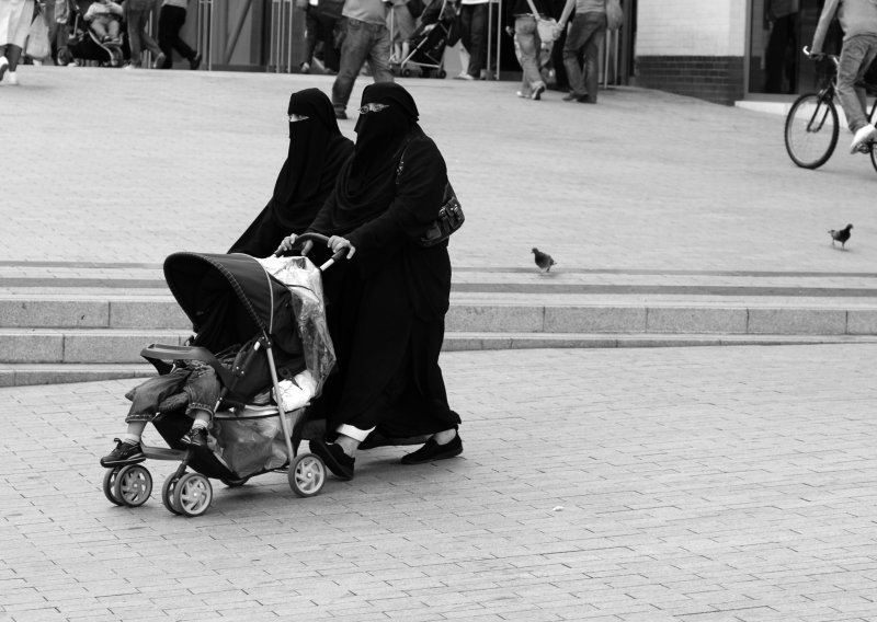 Saudijski imam izdao fetvu: I bebe moraju nositi burke