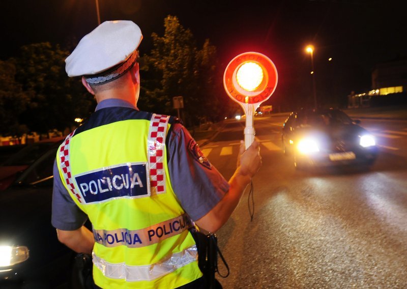 Policajcu prijavljenom za mito dali godišnji, a on traži mirovinu