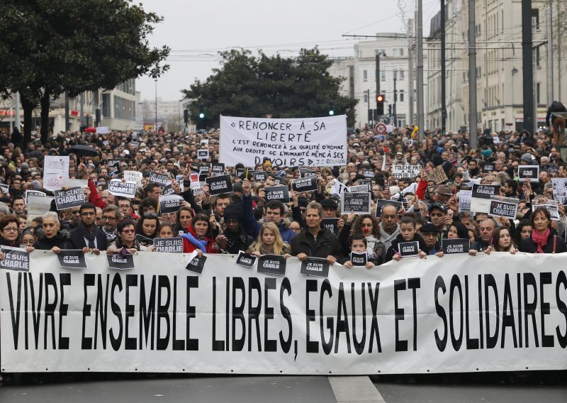 Stotine tisuća ljudi na ulicama, u Parizu 'elitni snajperisti'