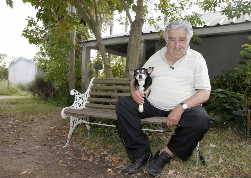 Jose Mujica predao predsjednički šal koalicijskom kolegi