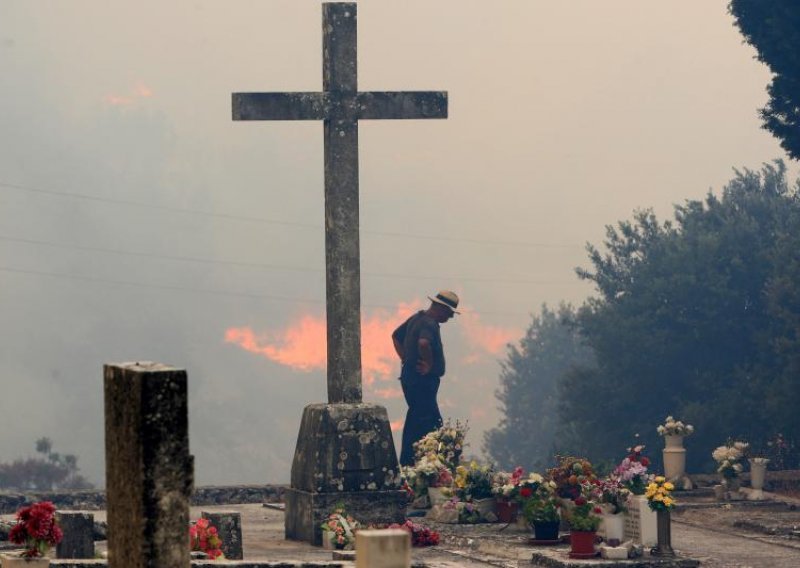 'Požar nije pod kontrolom, jedna žena umalo poginula'