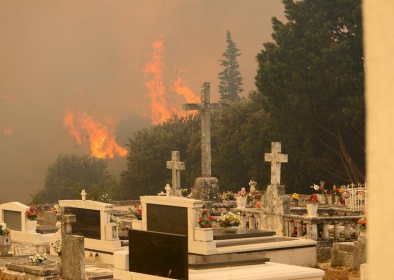 Požar na Braču opasno prijeti kućama