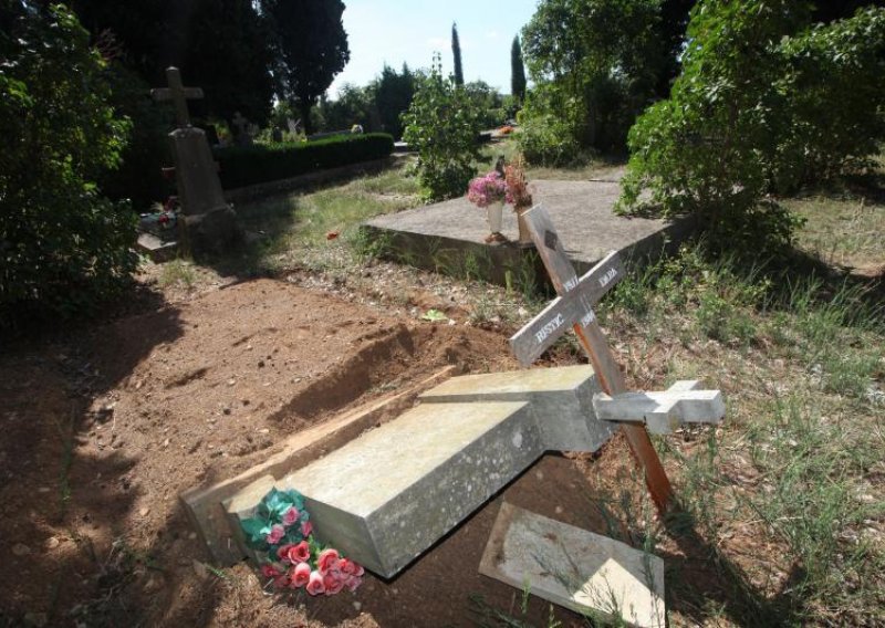 Djeca pod istragom zbog oštećivanja srpskih grobova