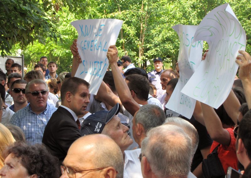 Kosoričino osiguranje uklonilo 'nepoćudne' plakate!