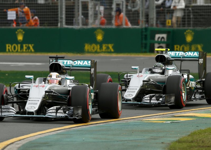Hamilton napokon bacio Rosbergu rukavicu u lice!
