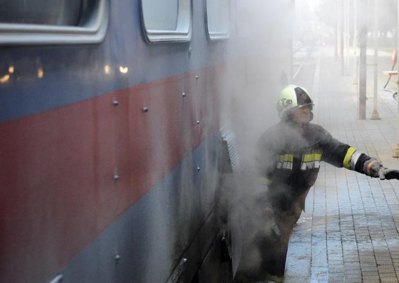 Evakuirano 300 ljudi zbog požara vlaka u Belgiji