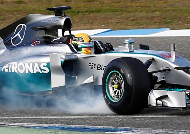 Hamilton se zabio u ogradu i razbio novi Mercedes!