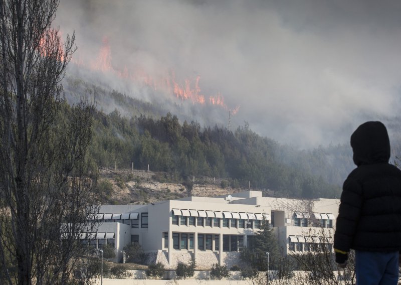 Požar iznad Žrnovnice se širi, vatrogasci spremni braniti kuće