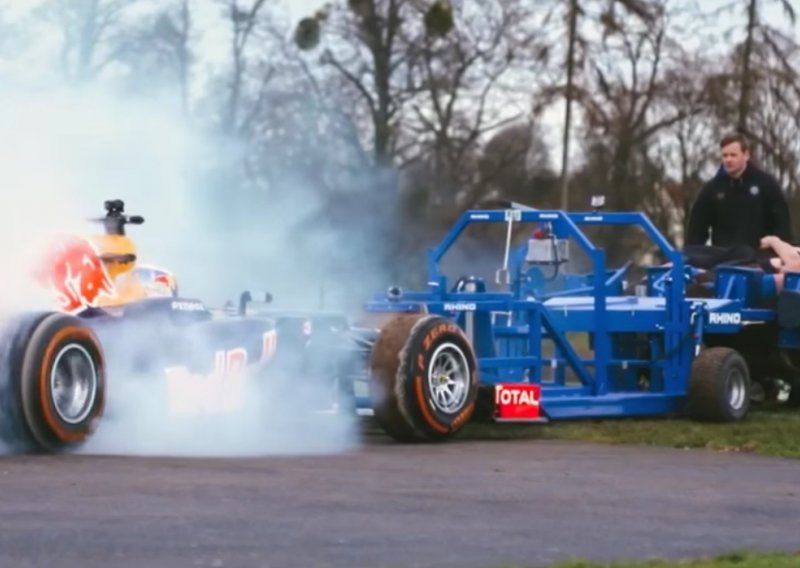 Tko je snažniji: Ricciardov Red Bull ili osam ragbijaša?