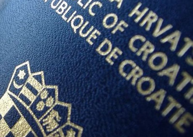 Slovenski policajci Hrvatima uništili putovnice