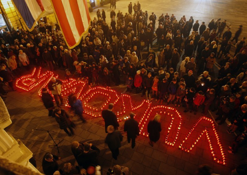 Svijeće za žrtve Vukovara gore diljem zemlje
